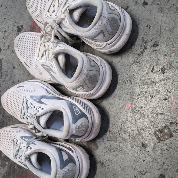 Brooks Women White Sneakers 7.5 - Picture 9 of 11